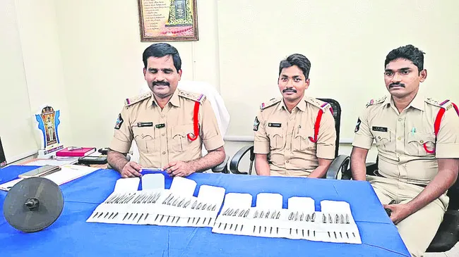 బరితెగించారు!