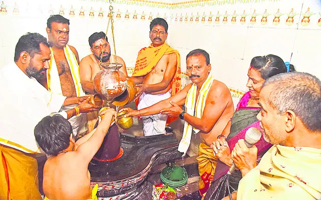 శివాలయంలో ప్రత్యేక పూజలు
