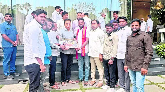 బ్రహ్మోత్సవాలకు కేటీఆర్‌కు ఆహ్వానం