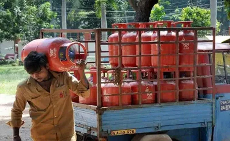 Housewife expressed her happiness over the fast delivery of the LPG cylinder