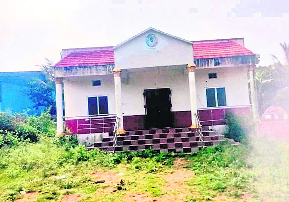 సేవలకు గ్రహణం 
