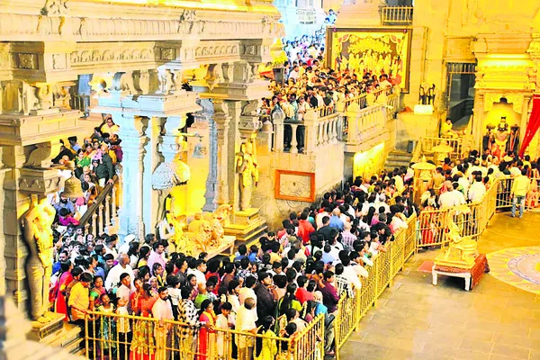 యాదగిరీశుడి క్షేత్రంలో భక్తుల రద్దీ