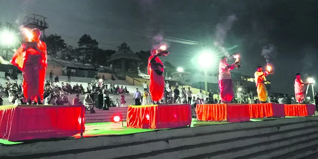 భక్తిశ్రద్ధలతో నదీ హారతి