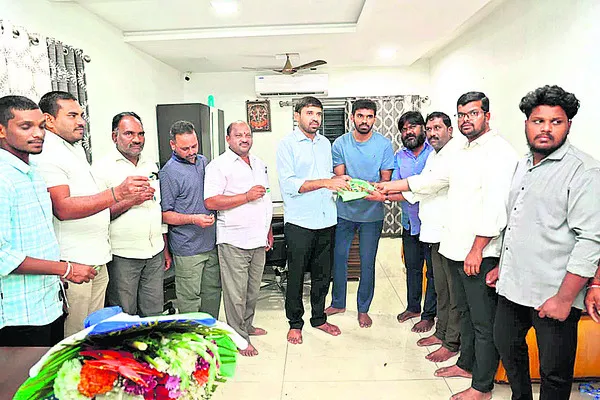 ‘వైఎస్‌.. చెవిరెడ్డి’ కీ చైన్ల ఆవిష్కరణ 