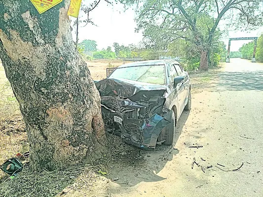 చెట్టును ఢీకొన్న కారు