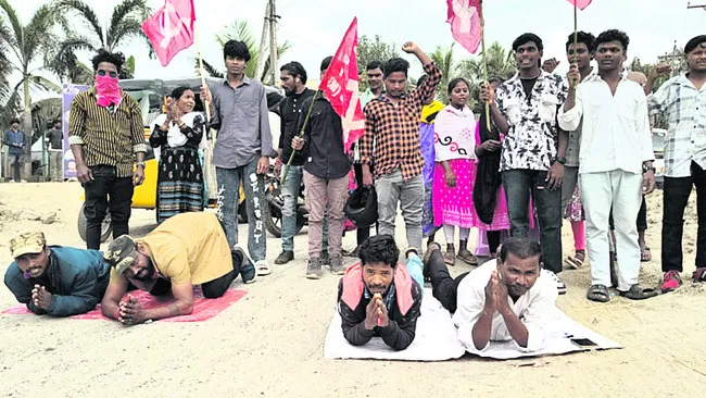 రోడ్డు నిర్మించాలని పొర్లుదండాలతో నిరసన 