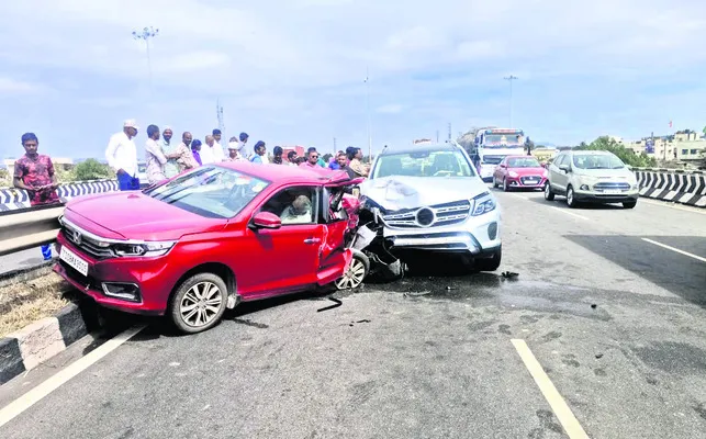 రోడ్డు ప్రమాదంలో ఇద్దరు ఏపీవాసుల మృతి 