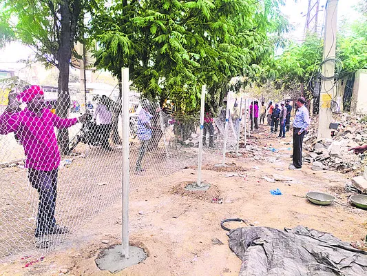 హైడ్రా కూల్చివేతలపై స్థానికుల ఆగ్రహం 