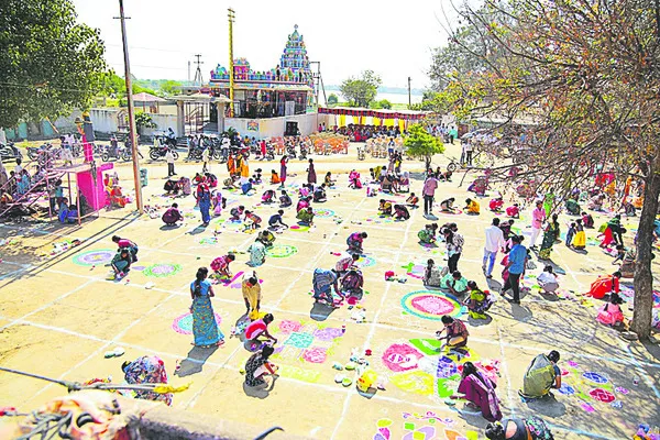 ఆకట్టుకున్న రంగవల్లులు 