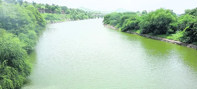 పొలాలకు చేరని ‘వరద’ నీరు