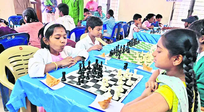 ఉత్సాహంగా జిల్లాస్థాయి చెస్‌ టోర్నమెంట్‌ 