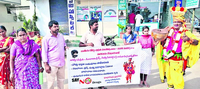 హరిదాసు  వేషధారణతో ప్రచారం 