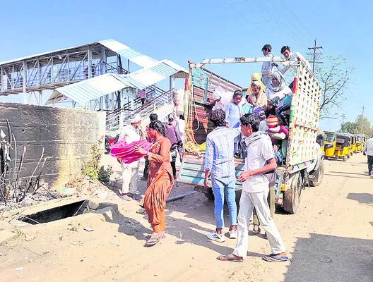 వలస కూలీల తిరుగు ప్రయాణం