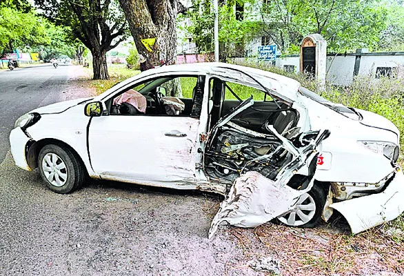 కారును తప్పించబోయి చెట్టును ఢీకొన్న కారు 