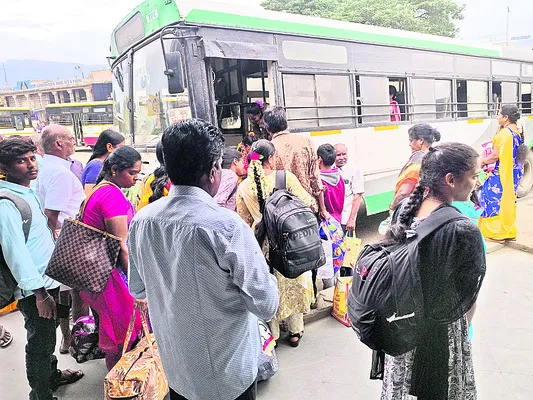 ●  బస్సులు.. పడిగాపులు  