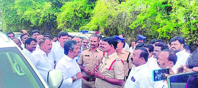 అడుగడుగునా ఆంక్షలు 