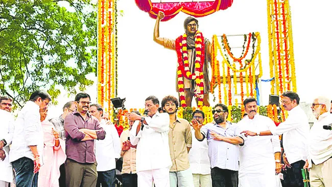 సూపర్‌స్టార్‌ కృష్ణ విగ్రహావిష్కరణ 