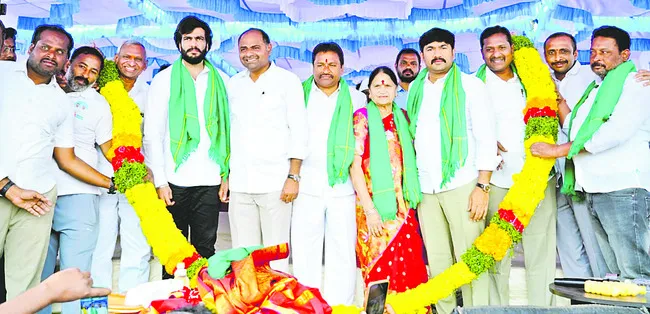 ఎడ్ల పోటీలతో రైతుల్లో ఆనందం