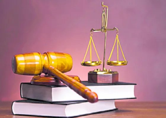 కంచే చేనుమేసింది..!