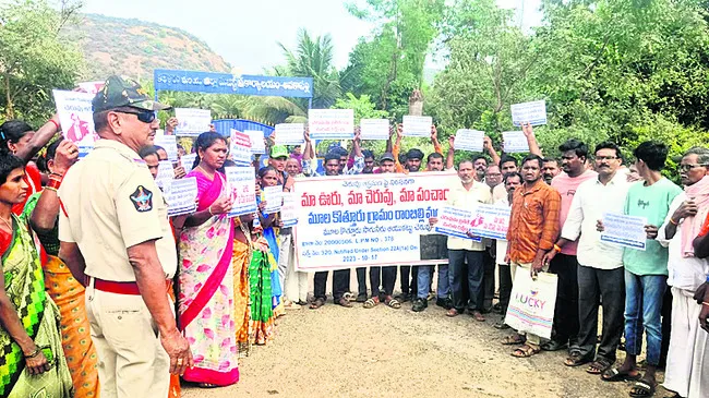 మూలకొత్తూరు చెరువు హక్కులపై నిరసన 