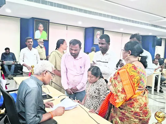 ఫిర్యాదులను తక్షణమే పరిష్కరించండి