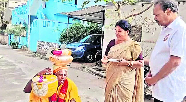 గ్రామాల్లో కానరాని హరిదాసుల సందడి 