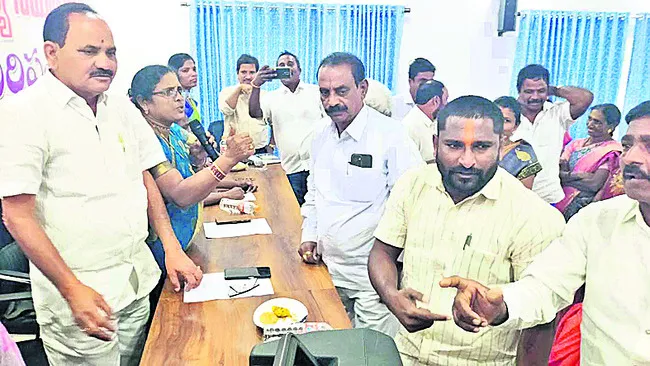 పాసు పుస్తకాల్లో తప్పులు తడకలపై రగడ 