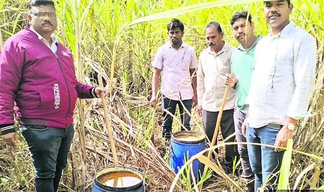 200 లీటర్ల బెల్లం ఊట ధ్వంసం 