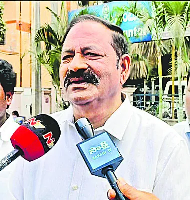 వైఎస్సార్‌ సీపీ శ్రేణులపై అక్రమ కేసులు బనాయింపు 