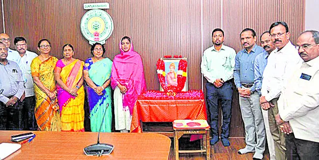 వివేకానంద జీవితం యువతకు మార్గదర్శకం 