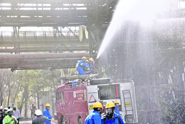 స్టీల్‌ప్లాంట్‌లో ఉత్కంఠగా మాక్‌డ్రిల్‌ 