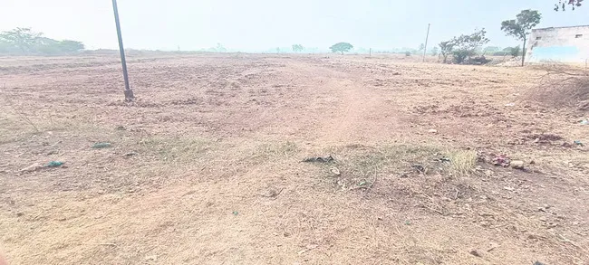 గుంటల లెక్కన ప్లాట్ల విక్రయాలు 