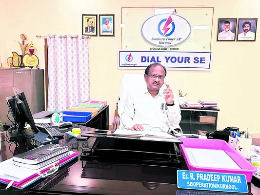సచివాలయ ఉద్యోగులకు షోకాజ్‌ నోటీసులు  