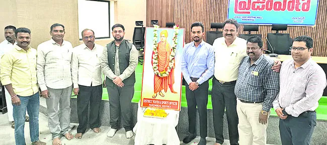 స్వామి వివేకానంద అడుగుజాడల్లో నడవాలి  