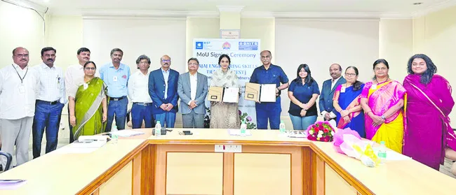 బజాజ్‌ ఇంజనీరింగ్‌ స్కిల్స్‌ ట్రైనింగ్‌ సెంటర్‌ ప్రారంభ