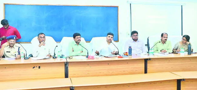 గణతంత్ర వేడుకలకు ఏర్పాట్లు చేయండి