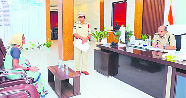 పీజీఆర్‌ఎస్‌ అర్జీలకు ప్రాధాన్యమివ్వాలి 