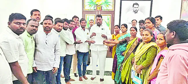 పదేళ్లుగా పనిచేస్తున్నా భద్రత లేదు