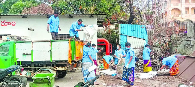 ఆస్పత్రి ఆవరణలో చెప్పుల కుప్ప తొలగింపు