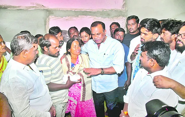 ఆత్మహత్యలు వద్దు.. ఆదుకుంటాం