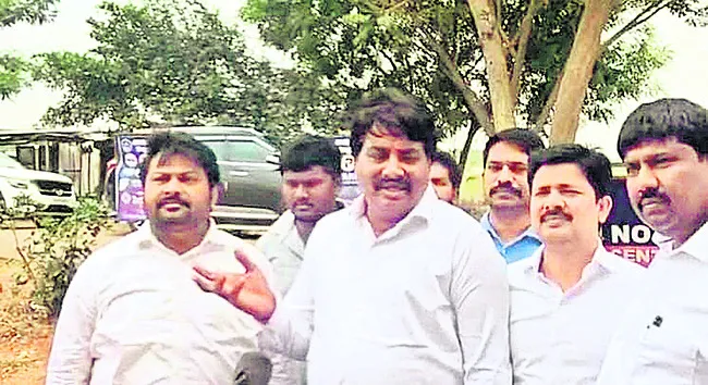 పిన్నెల్లికి బియ్యపు మధు పరామర్శ 