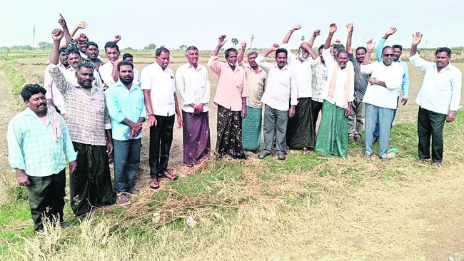 వరి పంటకు నీరు అందక రైతుల ఆందోళన