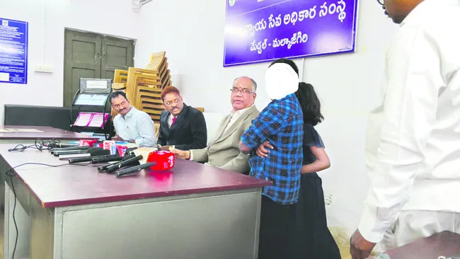 దారి చూపిన న్యాయదేవత 