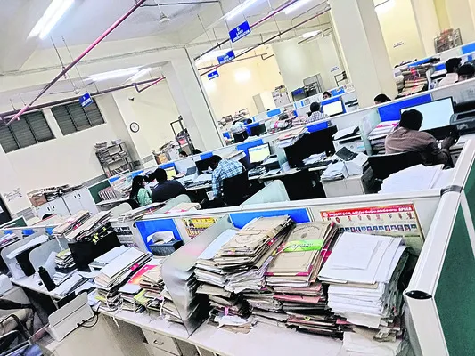 పాలన గాడి తప్పింది!