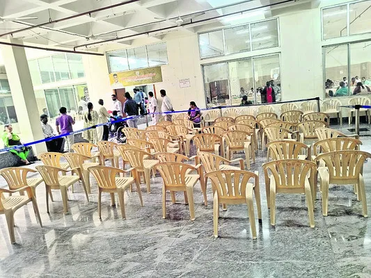 వచ్చారు..అర్జీలు ఇచ్చి వెళ్లారు!