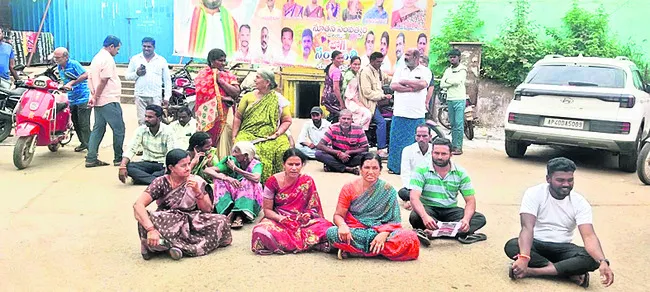 పోలీస్‌స్టేషన్‌ ఎదుట బైఠాయింపు 
