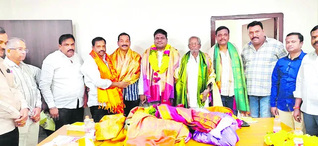 వ్యాపారస్తుల సహకారంతో మార్కెట్‌ అభివృద్ధి 