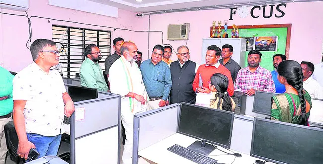 విద్యార్థుల సమస్యలు పరిష్కరిస్తాం