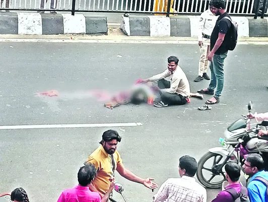 కళ్లెదుటే తల్లి మృతి 