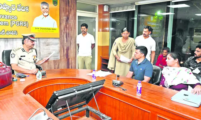 పోలీస్‌ పీజీఆర్‌ఎస్‌కు 90 ఫిర్యాదులు